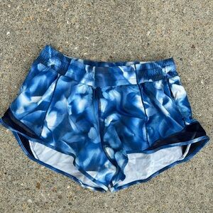 lululemon hottie hots: LR size 8 2.5 inch inseam with blue pattern